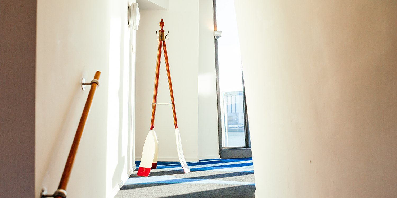 Hotel met vergaderruimte aan het water